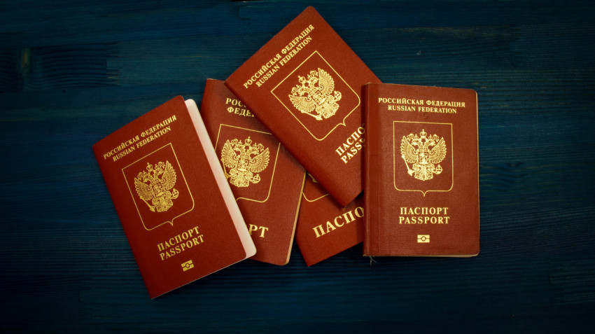 Расположенные на столе российские загранпаспорта