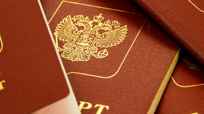 Российские загранпаспорта, лежащие на столе в офисе