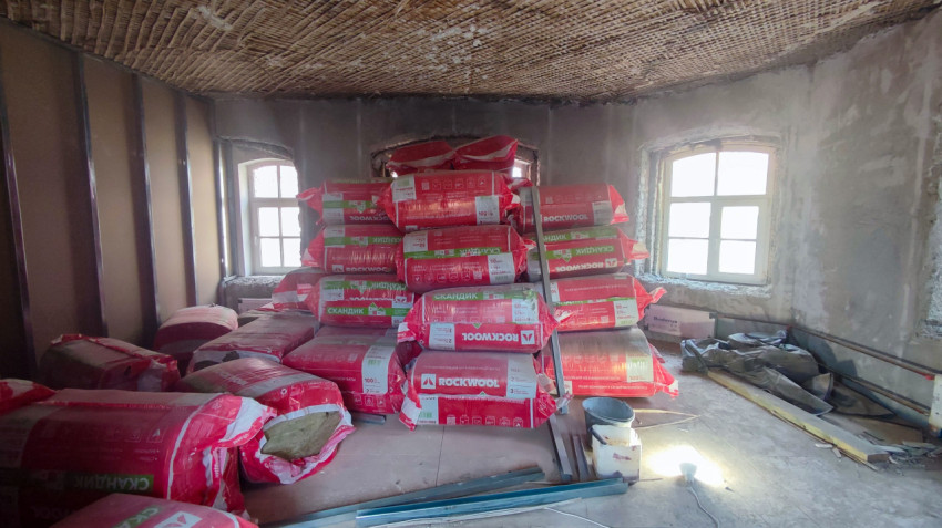 Утеплитель ROCKWOOL на складе внутри старого здания