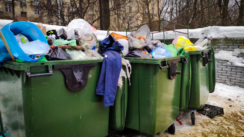 Переполненные контейнеры для отходов на улице