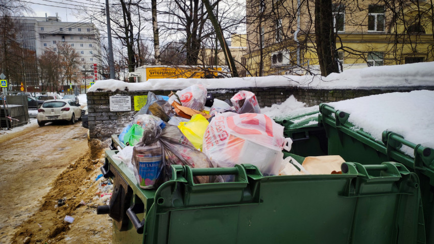 Переполненные мусорные баки на улице зимой