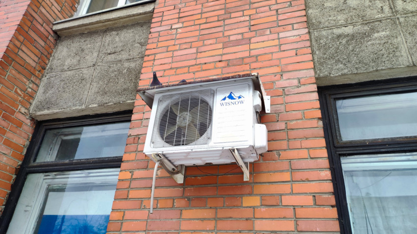 Кондиционер на стене жилого здания