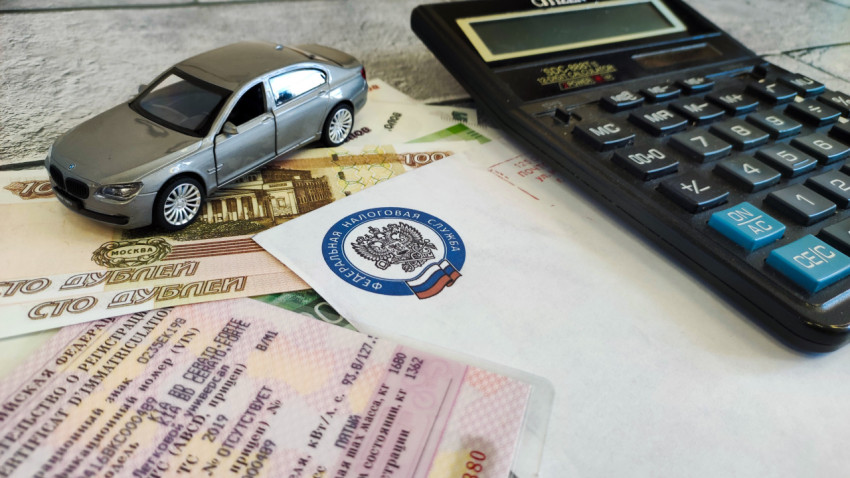 Модель автомобиля с документами и калькулятором для расчета налогов