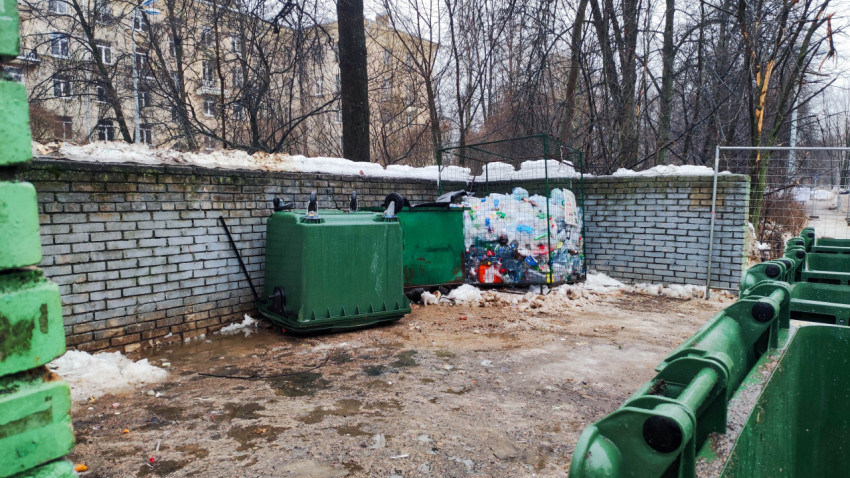 Место для сбора мусора в жилом дворе