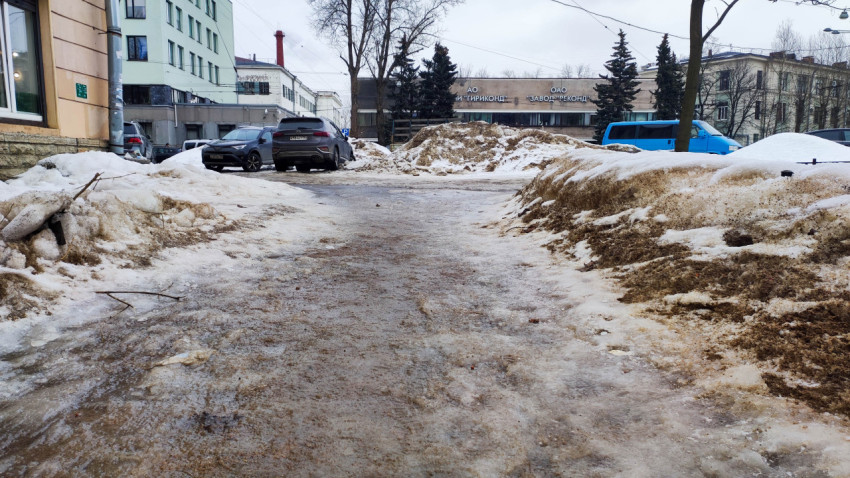 Лед и снег на улице в городском районе