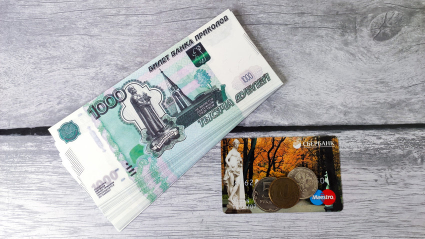 Тысячные купюры и карта Сбербанка с монетами