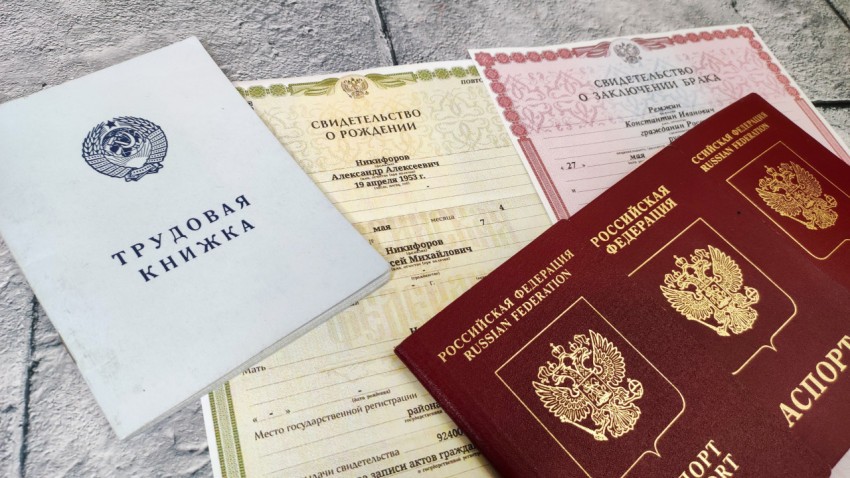 Набор российских документов с трудовой книжкой и загранпаспортами крупным планом
