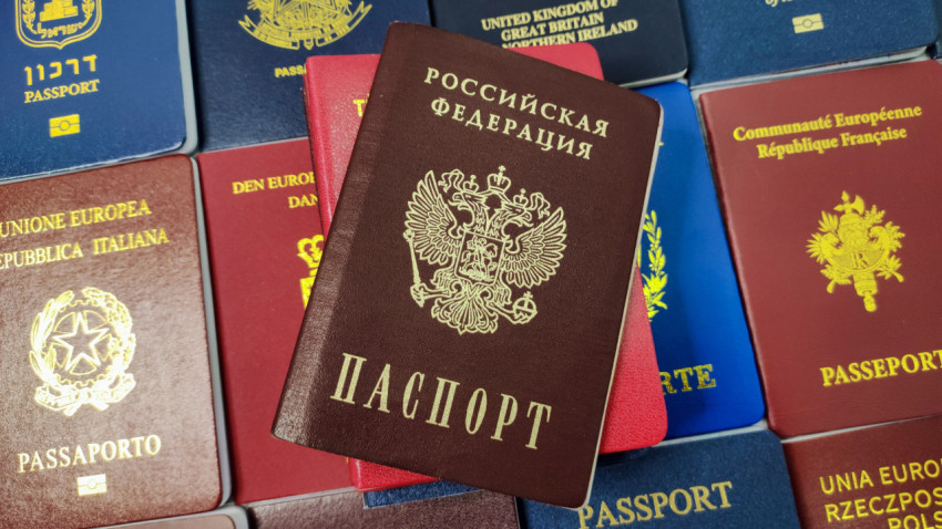 Паспорт Российской Федерации на фоне иностранных паспортов