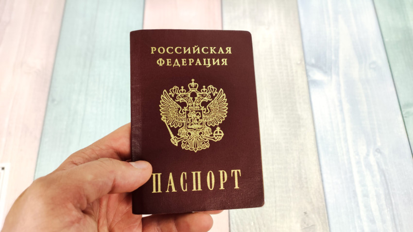 Паспорт гражданина России в руке