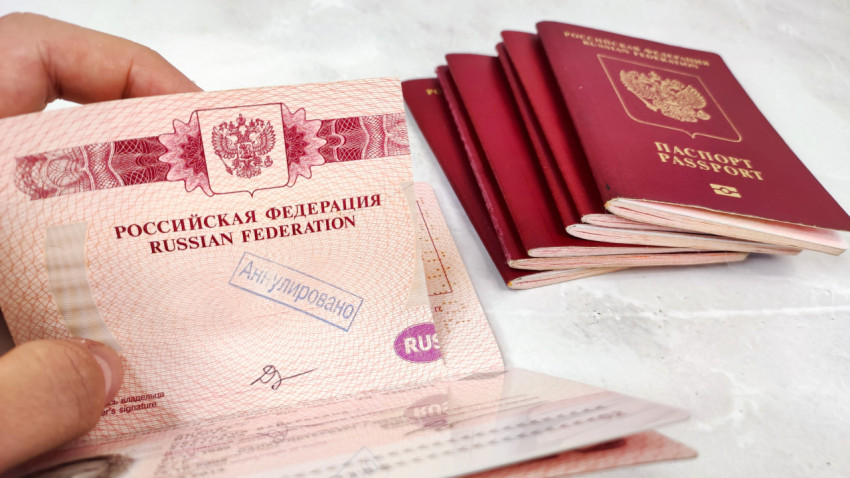 Внутренний разворот загранпаспорта РФ и стопка паспортов