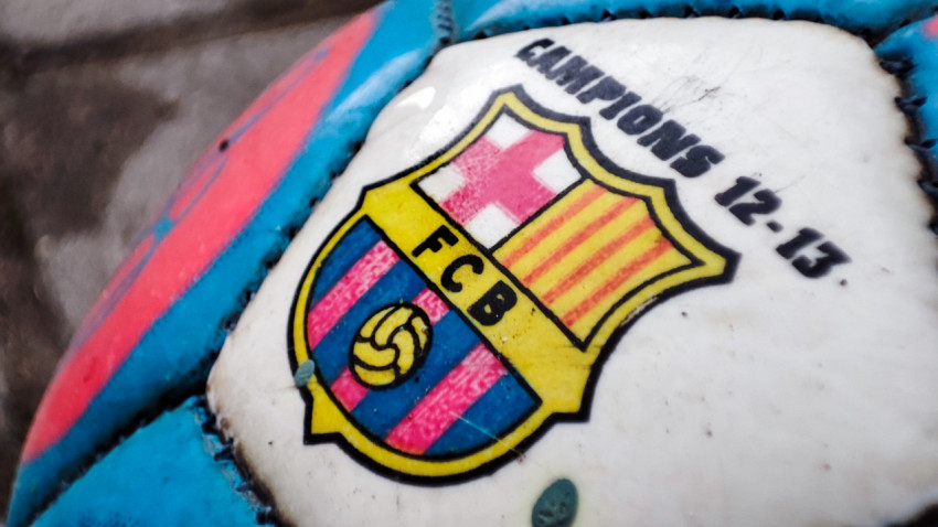 Логотип FC Barcelona на футбольном мяче