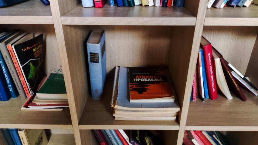 Подборка книг об атомной проблематике в музейной библиотеке