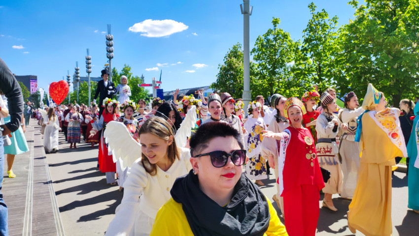 Праздничное шествие участников в народных костюмах на ВДНХ