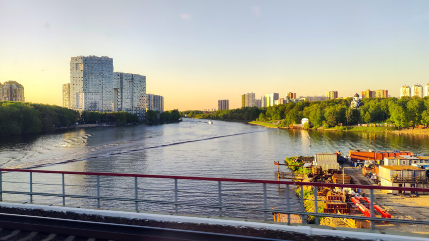 Панорама Москвы-реки с современной застройкой и зелёными берегами
