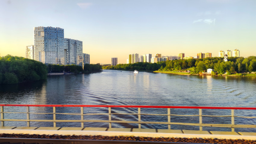 Москва-река и жилая застройка на фоне зелёных берегов