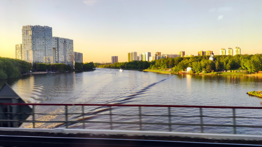 Широкая акватория Москвы-реки с городской застройкой