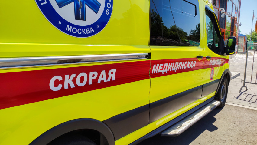 Надпись «Скорая медицинская помощь» на борту автомобиля