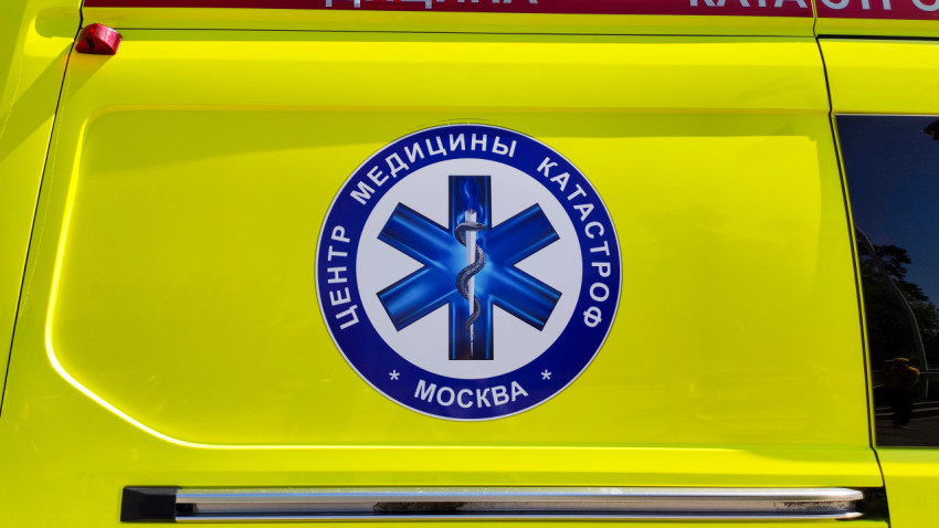 Эмблема Центра медицины катастроф на автомобиле скорой помощи