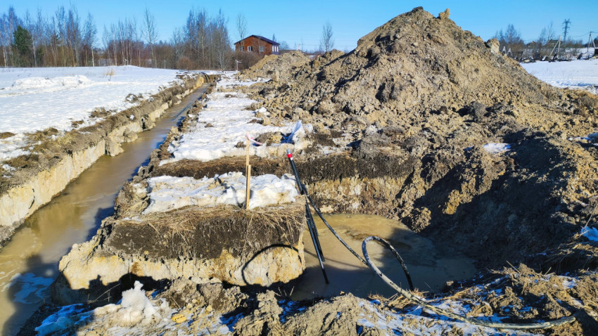 Копка ямы для укладки трубы в пригородной местности