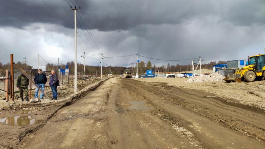 Дорога на строительном участке в облачную погоду