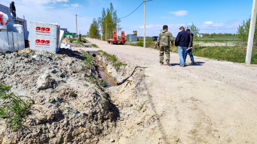 Дорога в деревне рядом с домом на стадии строительства