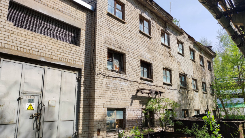 Старое здание на улице в солнечный день