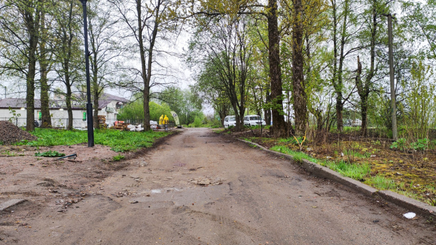 Пустая улица в сельском районе после весеннего дождя