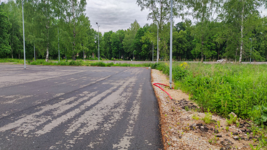 Новая парковка для автомобилей на зелёной территории
