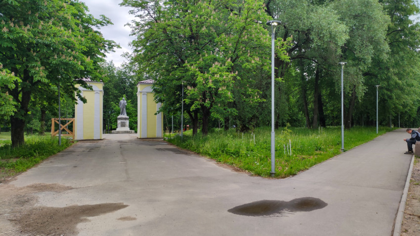 Пешеходный вход в парк с памятником