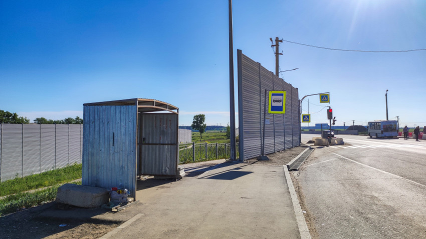 Остановка общественного транспорта на дороге в солнечное утро