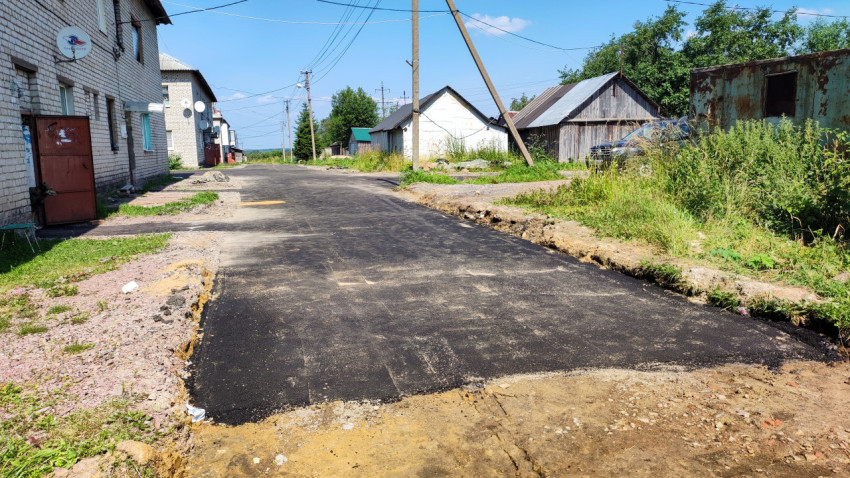 На улице в спальном районе уложили свежий асфальт