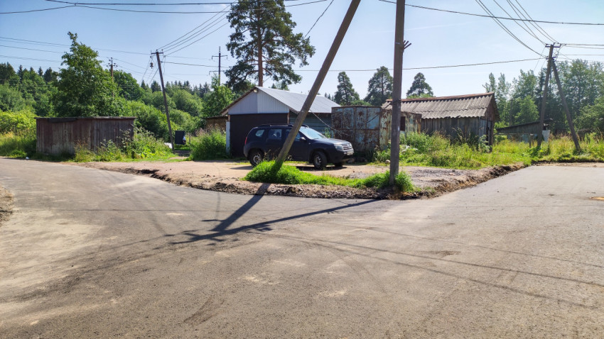 В сельской местности уложили новое асфальтовое покрытие на дороге