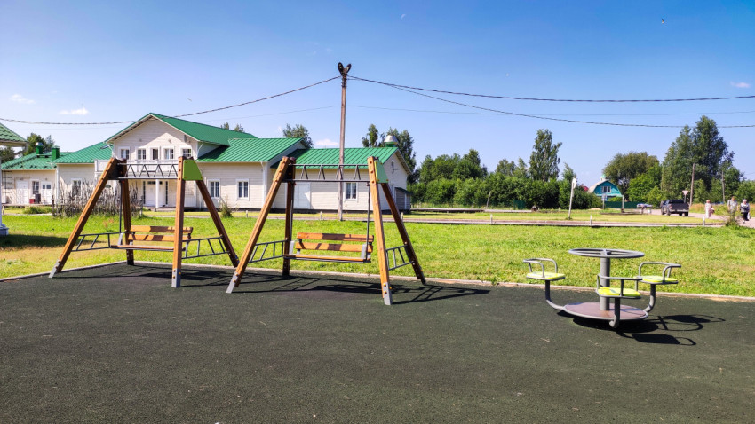 Качели на детской площадке в солнечный день