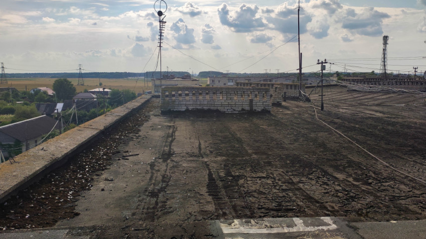 Поверхность крыши здания с изношенным кровельным материалом