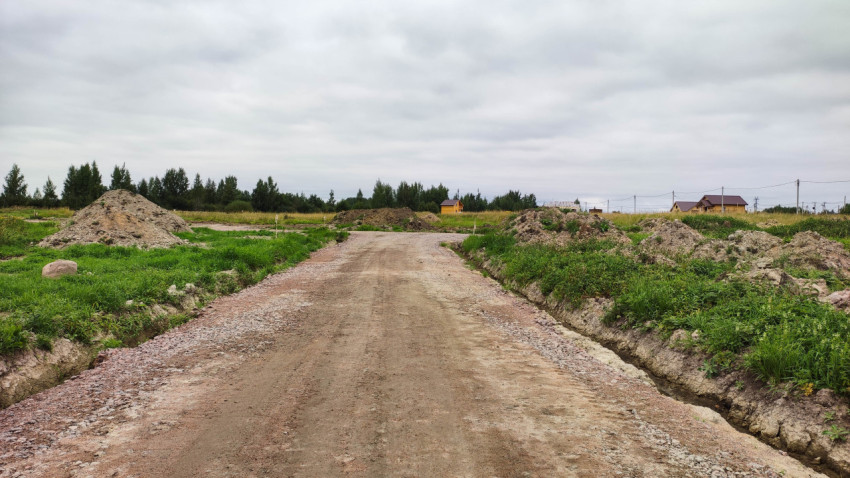 Строительная площадка на начальном этапе в загородной местности
