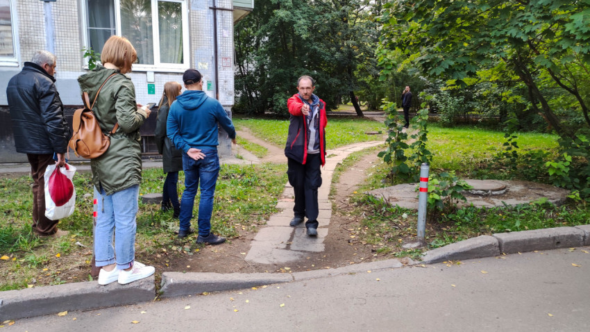 Люди обсуждают благоустройство придомовой территории