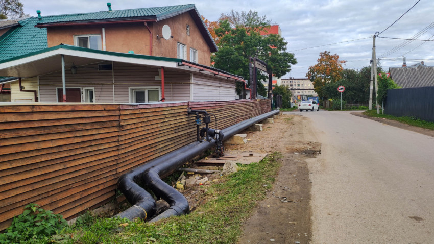 Участок городской улицы с наземной прокладкой трубопровода