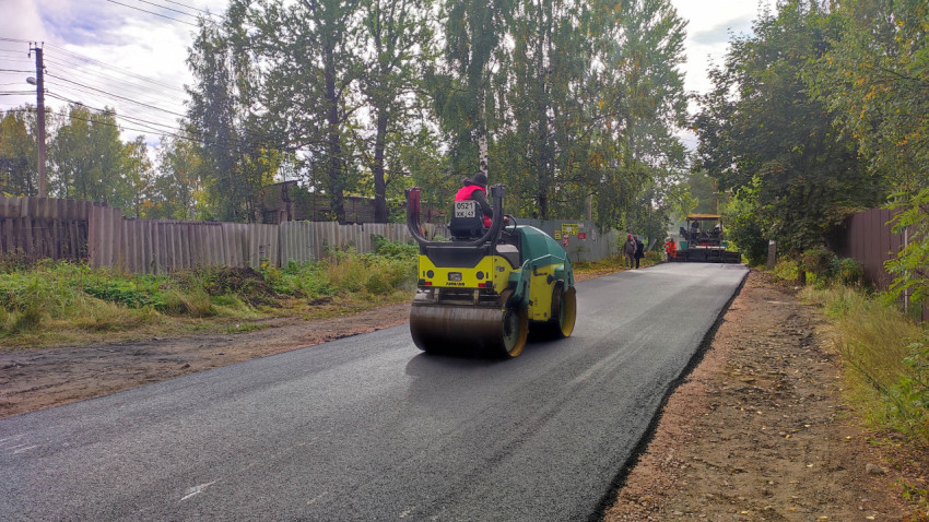 Каток Ammann уплотняет свежеуложенный асфальт