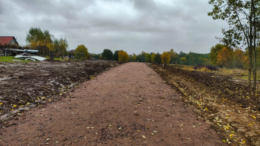 Грунтовая дорога в сельской местности осенью