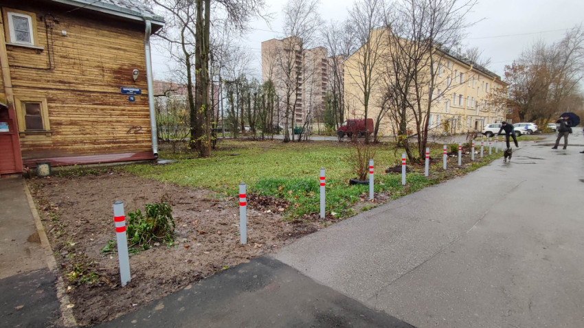 Антипарковочные столбики вдоль тротуара в жилом районе