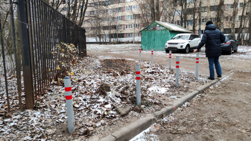 Ограничительные столбики вдоль дворового проезда зимой