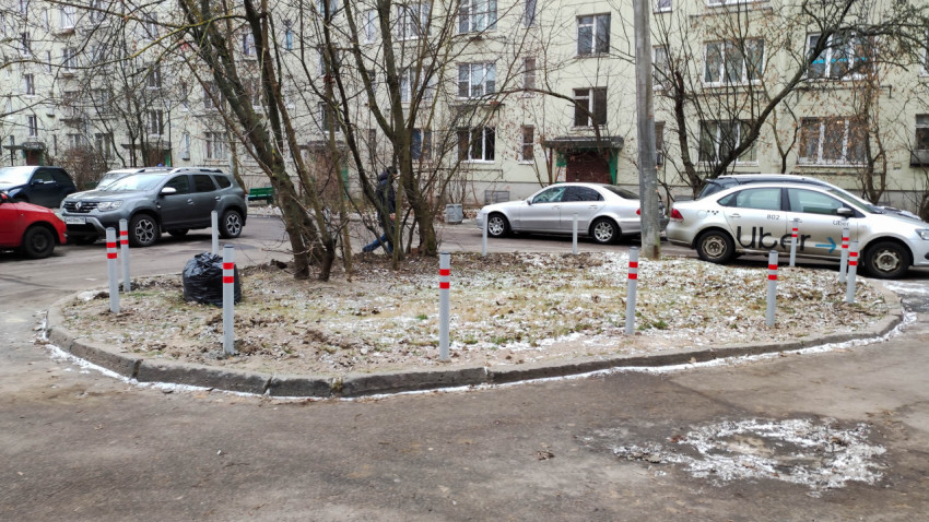 Антипарковочные столбики вокруг газона во дворе