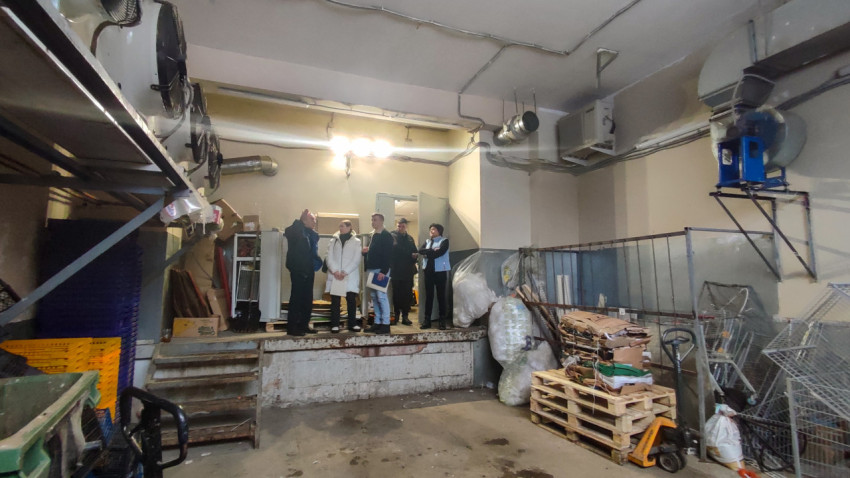 Осмотр служебного помещения с вентиляцией и складом в магазине