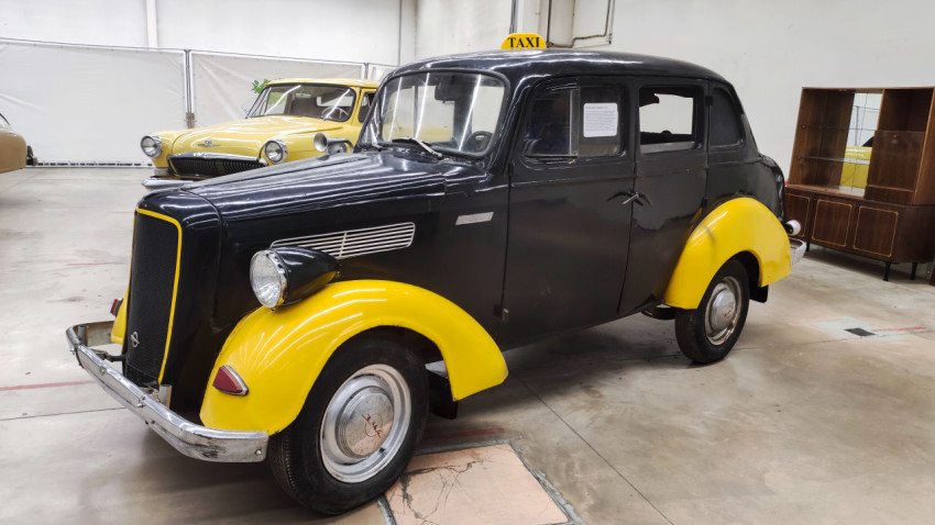 Opel Super 6 такси в чёрно-жёлтой окраске
