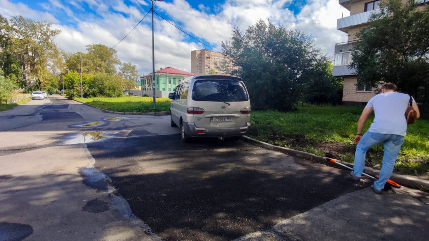 Замеры дорожного покрытия возле припаркованного автомобиля