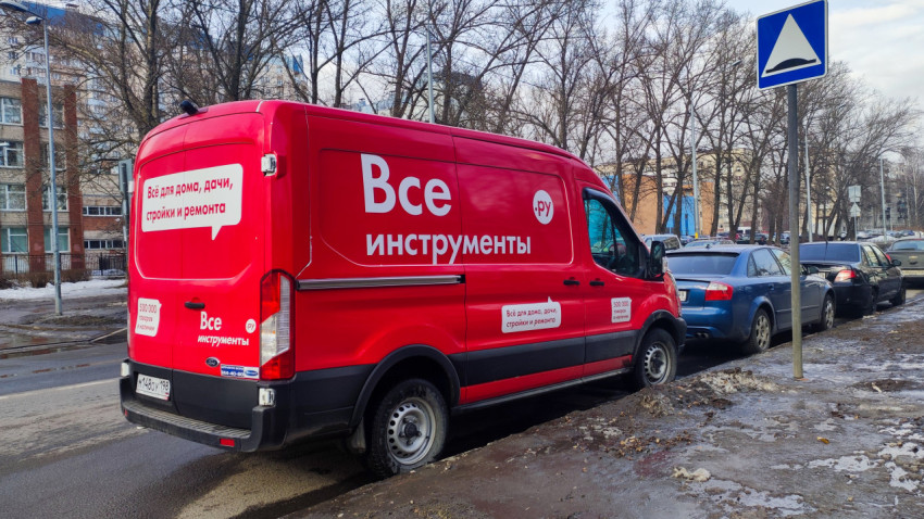 Городской сервисный фургон «Все инструменты» на парковке