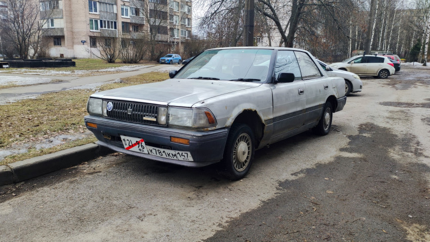 Автомобиль Toyota Crown с повреждениями кузова на стоянке
