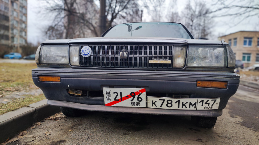 Крупный план решетки радиатора автомобиля Toyota Crown
