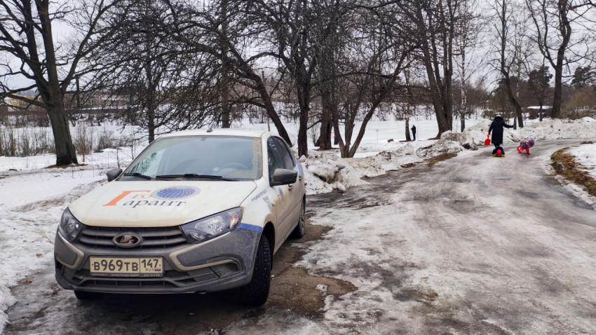Автомобиль с логотипом «ГеоГарант» на заснеженной дороге