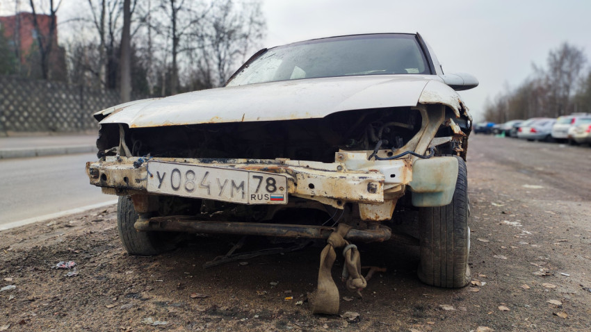 Автомобиль с повреждениями кузова и отсутствующим передним бампером